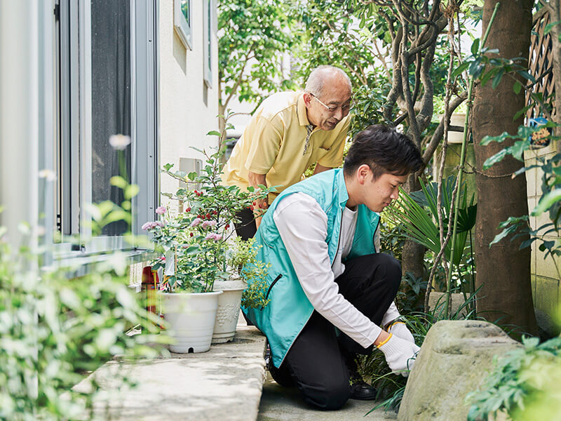 庭のお手入れをするまごころスタッフ