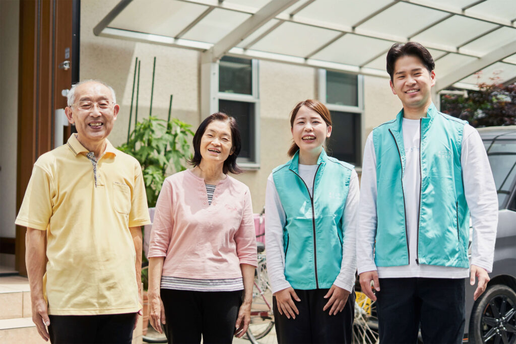 笑顔のシニアとコンシェルジュ